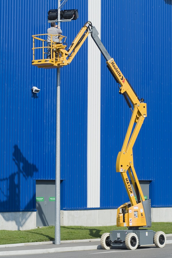 使用<a href='http://www.5x2x.com/fltp/' target='_blank'>高空作業(yè)平臺(tái)</a>需要注意什么