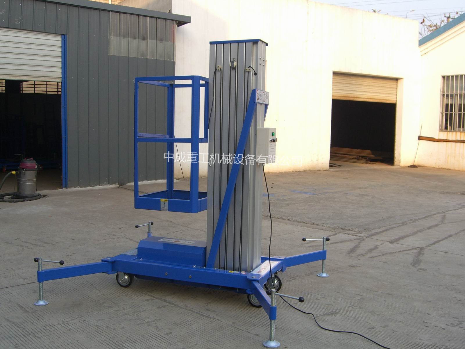 濟南<a href='http://www.5x2x.com/sclifter/' target='_blank'>升降機廠家</a>直銷